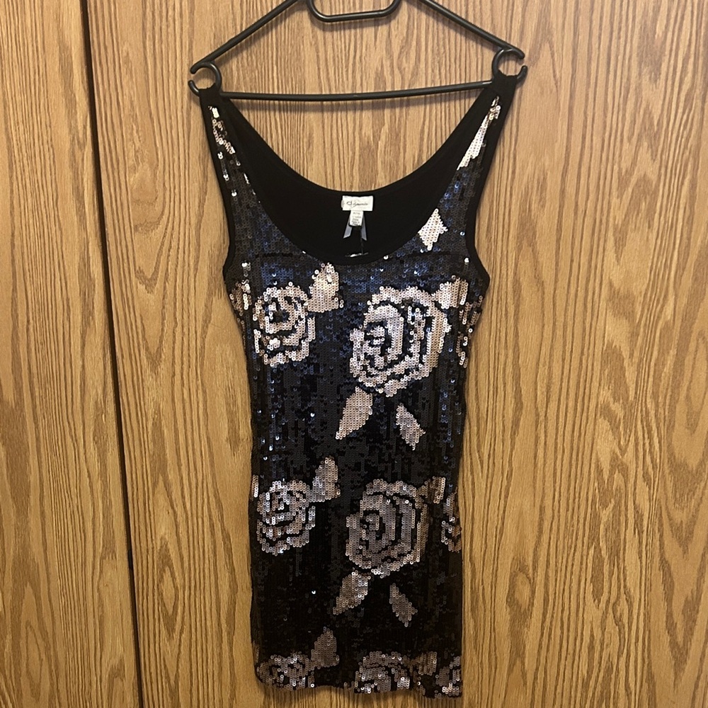 Dynamite w/ tag Sequin Floral top size medium